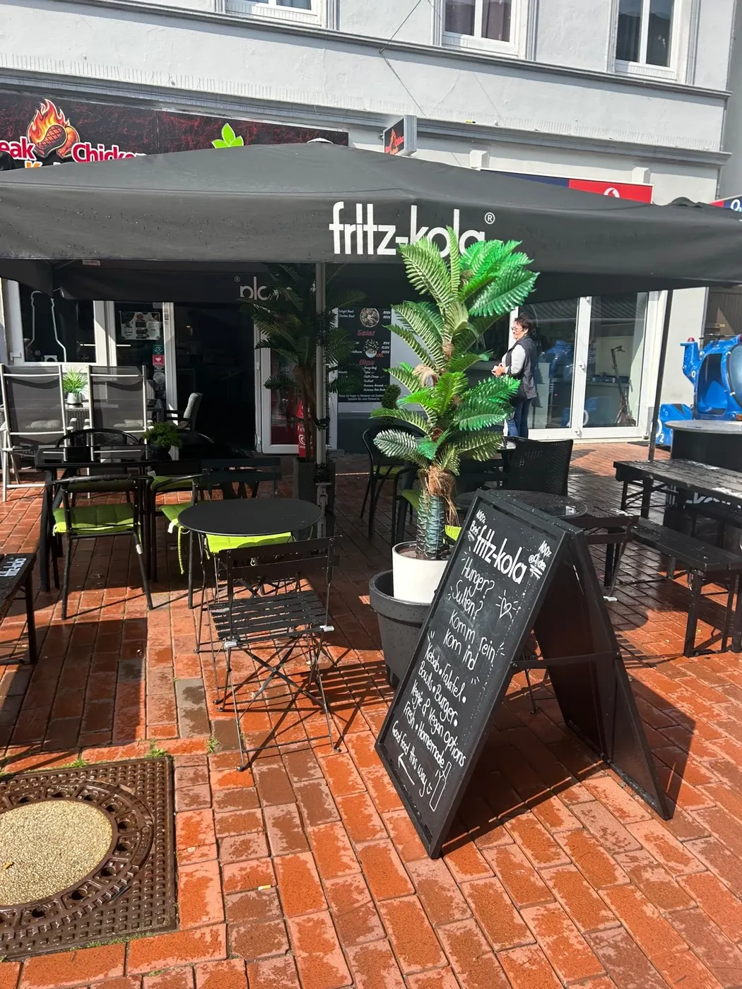 Terrasse und Eingang von vegKebab am Stadtweg 14 in Schleswig